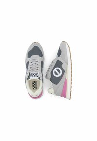 Graue Wildleder- und Mesh-Sneaker mit rosa Akzenten, die ein Logo an der Seite, eine runde Zehenpartie und eine Gummisohle mit strukturiertem Muster aufweisen.