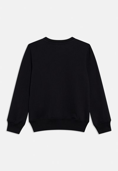 Czarna bluza z długim rękawem, pokazana od tyłu, z prążkowanymi mankietami, dołem i kołnierzem na jednolitym białym tle.