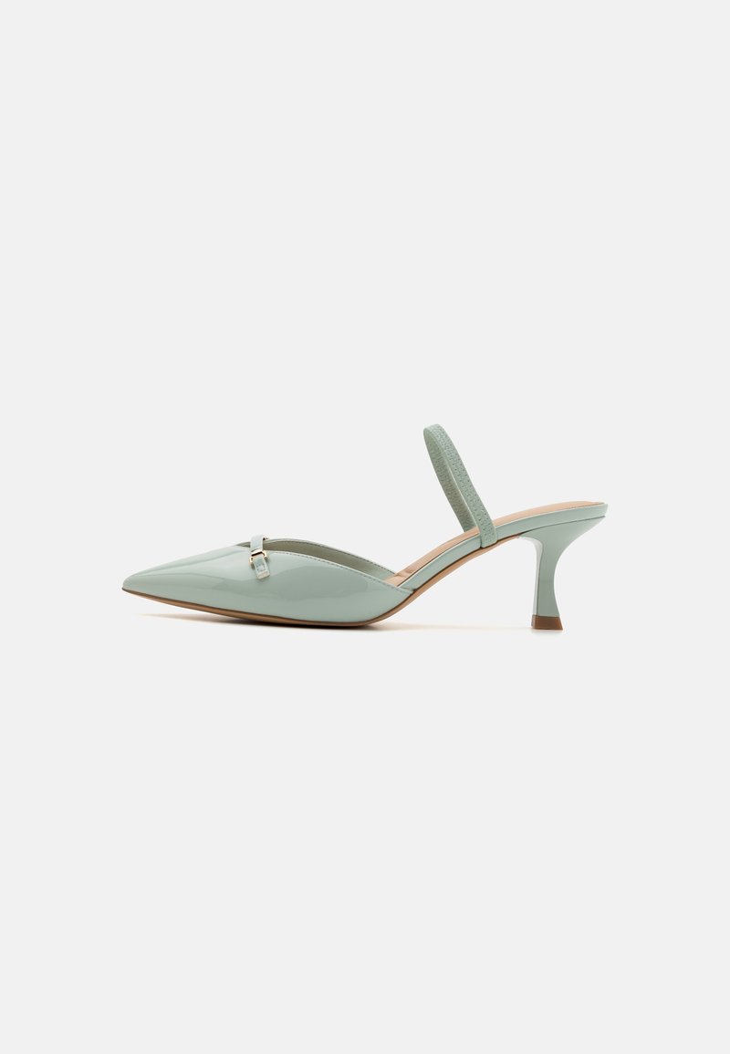 Escarpins slingback en cuir verni vert menthe, bout pointu, talon moyen fin et petit détail métallique sur le devant.