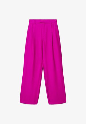 Pantalon taille haute à jambes larges de couleur magenta vif, avec passants de ceinture et plis sur le devant, présenté sur un fond blanc.