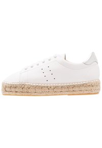 Vit lädersneaker med en jutesole av espadrille, metallisk silveraccent på hälen och sex öglor med perforerade detaljer på sidan.