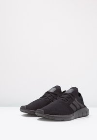 adidas Originals Tenisky - black