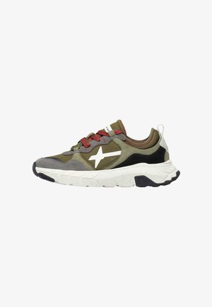 Niedrig geschnittene Sneaker in Olivgrün, Grau, Schwarz und Weiß mit roten Schnürsenkeln und einem weißen Sternlogo an der Seite.