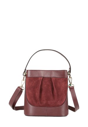 Burgunderfarbene Bucket Bag mit Wildleder-Vorderseite, strukturiertem Lederbesatz, oberem Griff, abnehmbarem Schulterriemen und goldfarbenen Beschlägen.