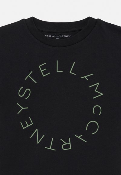 Juodame vaikų marškiniai su žaliu apskritu "STELLA MCCARTNEY" teksto logotipu, atspausdintu ant priekio po apykakle.