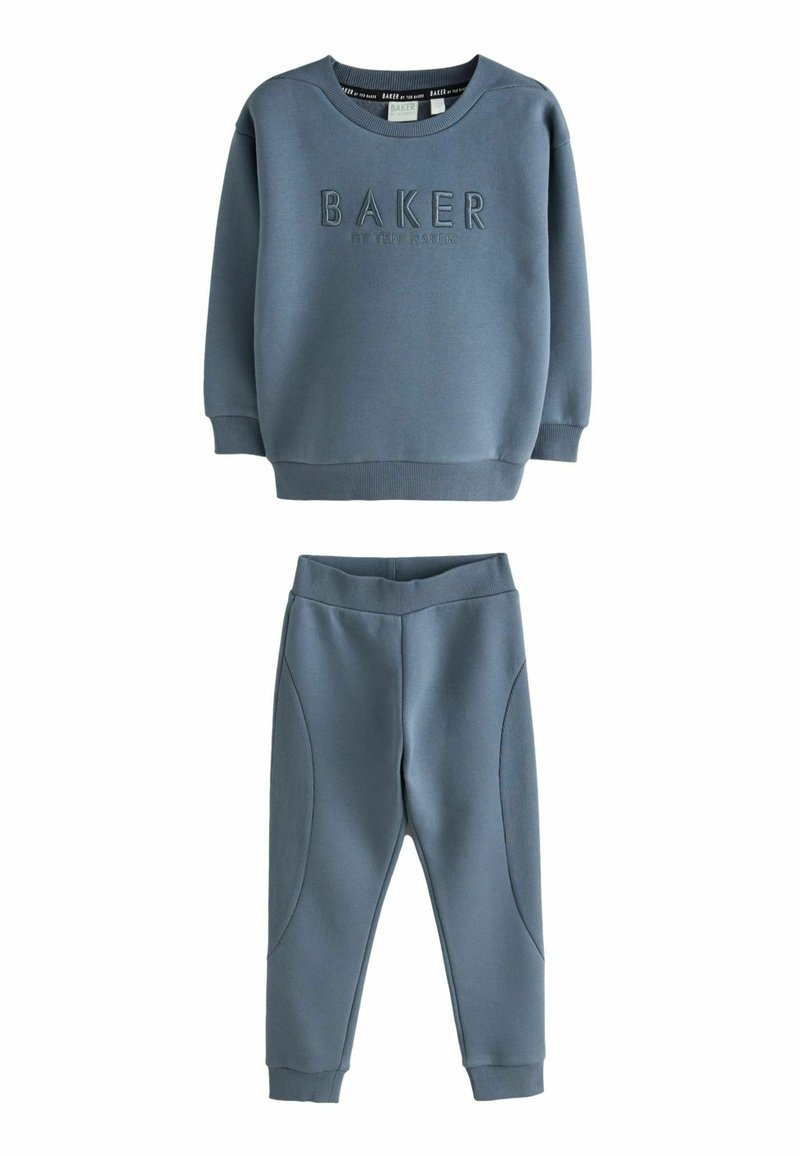 Hellblaues Sweatshirt mit dem eingeprägten Schriftzug "BAKER" auf der Vorderseite, kombiniert mit passenden Hosen mit strukturierten Knieakzenten. Weicher, dehnbarem Stoff.