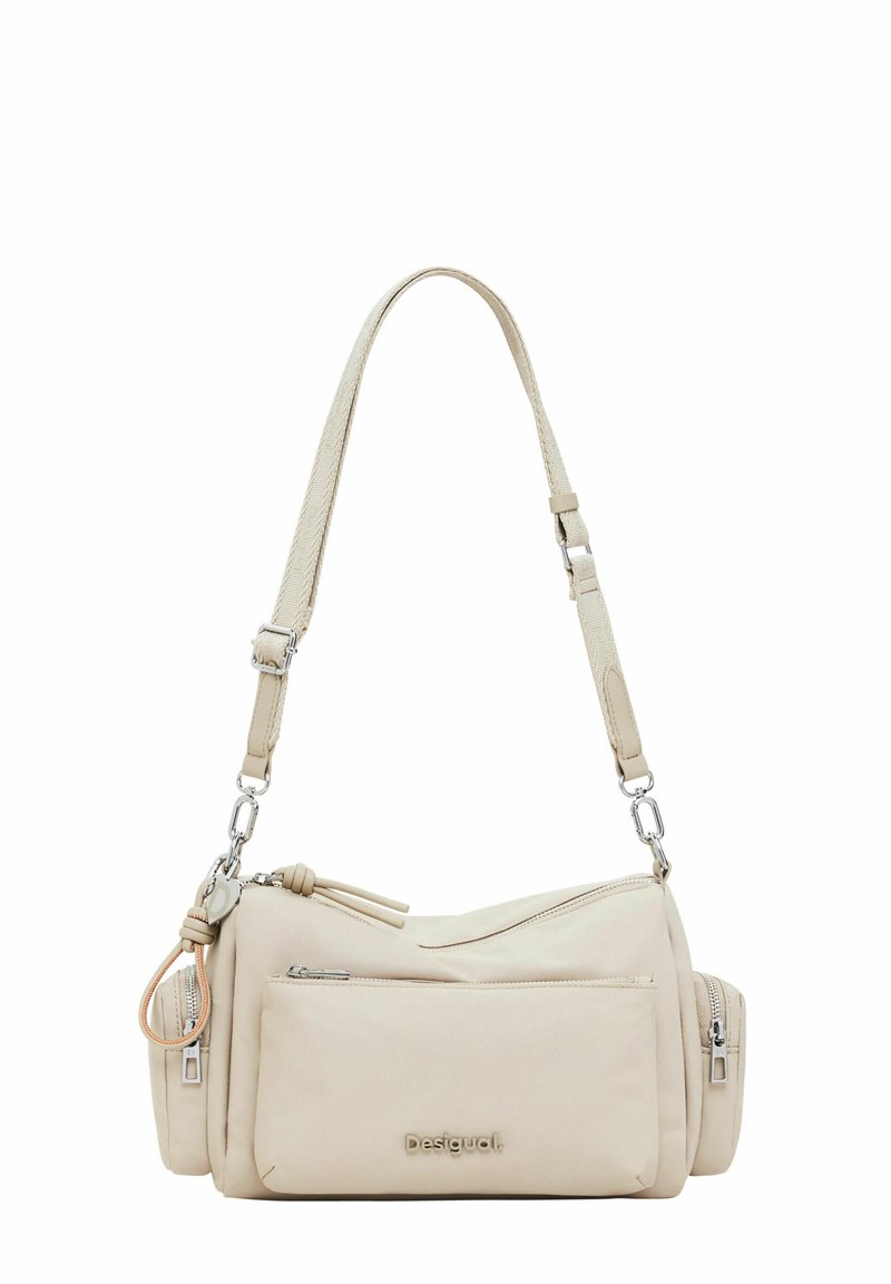 Borsa a tracolla in finta pelle morbida beige con tracolla regolabile, più tasche con zip e dettagli logo in rilievo sulla parte anteriore. Finitura testurizzata.