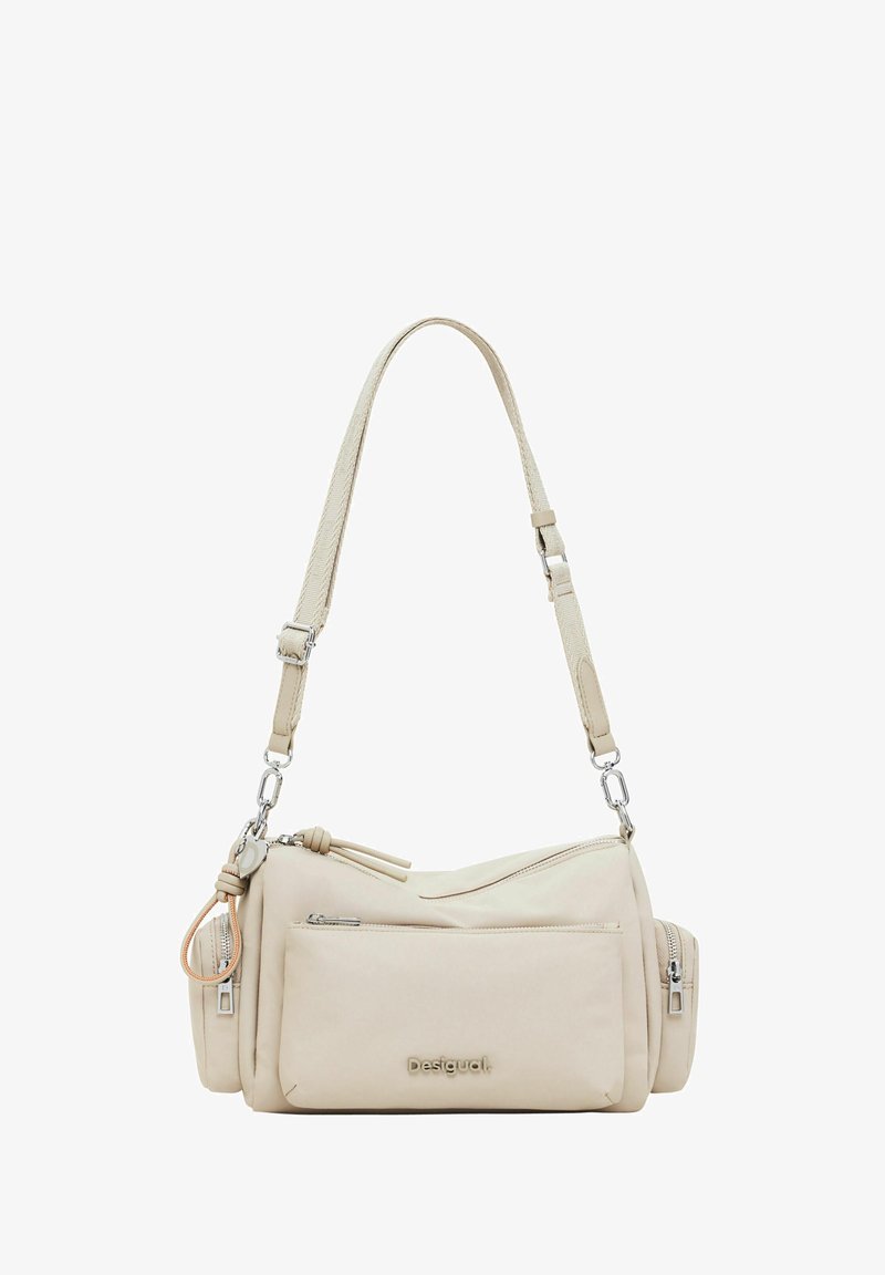 Borsa a tracolla in finta pelle morbida beige con tracolla regolabile, più tasche con zip e dettagli logo in rilievo sulla parte anteriore. Finitura testurizzata.