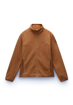 Fleece jakke i brunt med høj krave, lynlås foran og sidelommer; har en tekstureret overflade og logopræg på brystet.