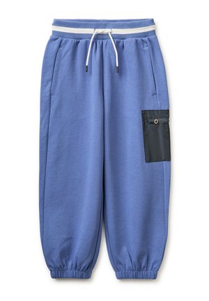 Pantaloni da jogging blu con polsini elastici, vita con coulisse bianca, tasche laterali e tasca patch nera con zip sulla gamba destra.