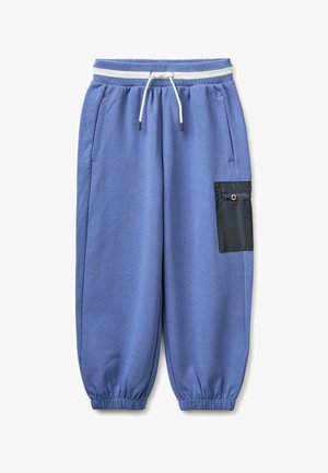 Pantaloni da jogging blu con polsini elastici, vita con coulisse bianca, tasche laterali e tasca patch nera con zip sulla gamba destra.