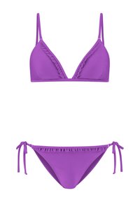 Vijoličast bikini komplet, ki vključuje trapezasti modrček z volančki in nastavljivimi naramnicami, v kombinaciji s spodnjim delom bikinija z vezanjem na straneh in volančki.