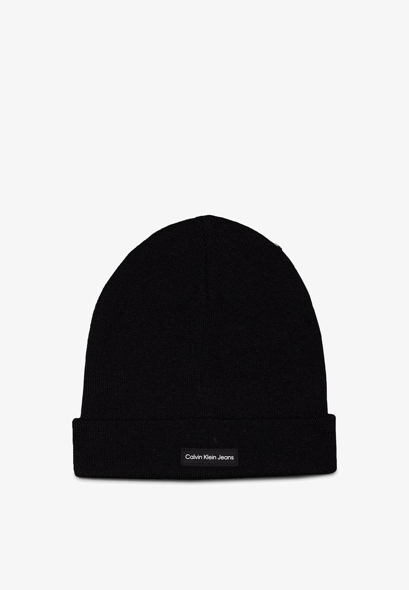Fekete kötött sapka, hajtott dizájnnal. Kivarrt Calvin Klein Jeans címkével rendelkezik. Puha, strukturált anyagból készült.