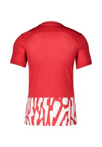 Rode sportieve jersey met korte mouwen; heeft een textuur in het bovenste gedeelte en een wit onderste gedeelte met een gedurfde rode geometrische patroon.
