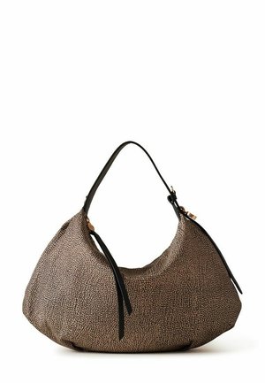 Borsa a tracolla marrone con texture, con tracolla nera regolabile e lunghe nappine nere su sfondo bianco.