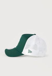 Πράσινο καπέλο με δομημένο μπροστινό μέρος, άσπρο πλέγμα στο πίσω μέρος, καμπυλωτή γείσο και κεντημένο λογότυπο στο μπροστινό μέρος. Διαθέτει κούμπωμα snapback.