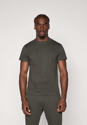 T-shirt à manches courtes vert olive foncé avec un col rond et un détail de logo subtil sur la poitrine. Fabriqué en tissu coton lisse, design ajusté.
