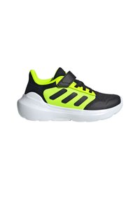 Schwarze Sport Schuhe mit einem neon grünen Mesh-Obermaterial, das schwarze Akzente, einen Klettverschluss und eine weiße Cloudfoam-Sohle aufweist.