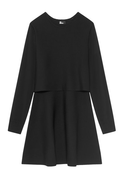Zwart lang- mouwenddress met een aansluitende top en een vloeiende rok. Gemaakt van zachte stof, met een ronde halslijn en geribbelde textuur op de mouwen.