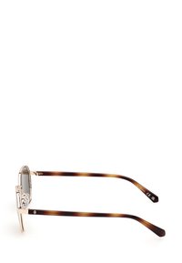 Gafas rectangulares metálicas con brazos de patrón carey marrón, que presentan lentes transparentes y acentos decorativos en las bisagras.