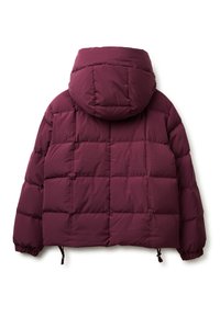 Bordowa kurtka puchowa z kapturem, posiadająca pikowany wzór, elastyczne mankiety oraz sznurek u dołu dla regulowanego dopasowania.