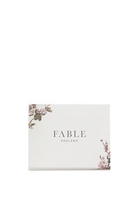 Hvid, rektangulær æske med blomsterillustrationer og teksten "FABLE ENGLAND" i en subtil, elegant skrifttype.