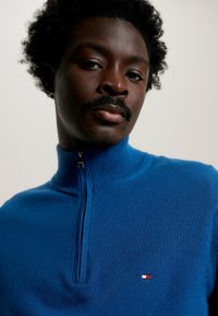 Tommy Hilfiger PIMA ZIP MOCK - Strickpullover - deep indigo