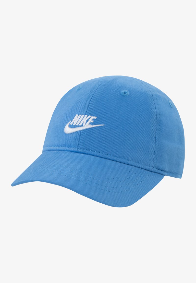 Svetlo modra bombažna bejzbol kapa s ukrivljenim vizirjem, na sprednji strani ima belo vezeno Nike logo ter odprtine za prezračevanje na vrhu.