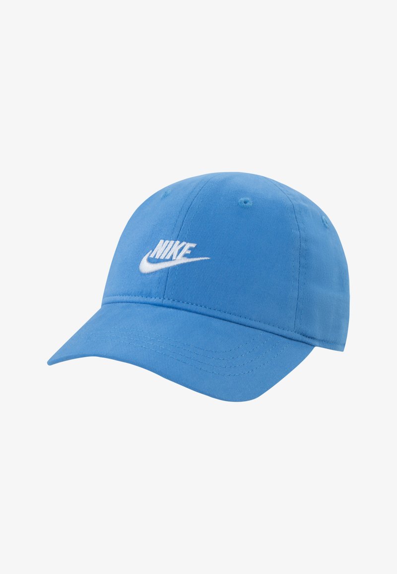 Boné de basebol azul claro em algodão com aba curva, apresentando um logo da Nike bordado em branco na frente e ilhós de ventilação na parte de cima.