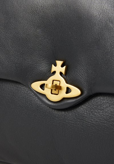 Geantă din piele neagră, cu o textură în formă de val și un închizător din metal auriu cu un design unic, care îi sporește atractivitatea vizuală.