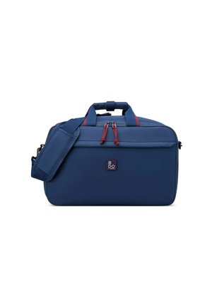 Borsa da viaggio blu navy realizzata in tessuto resistente, dotata di due manici superiori, una tracolla removibile e dettagli in zip rossi.
