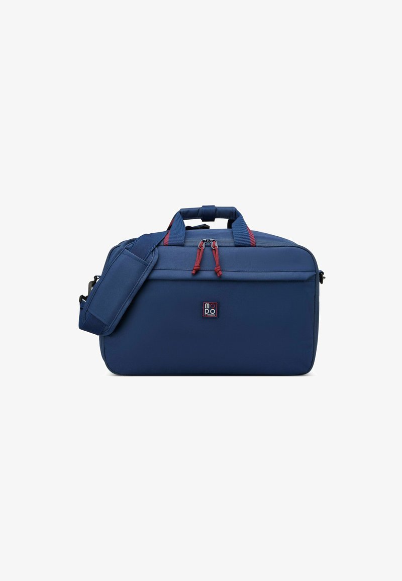 Borsa da viaggio blu navy realizzata in tessuto resistente, dotata di due manici superiori, una tracolla removibile e dettagli in zip rossi.