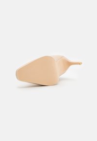 Kengät korkokengät, joissa on sileä beige nahkapinta, terävä kärki ja tyylikäs, hoikka stiletto-korko. Pohjassa on teksturoitu pito.