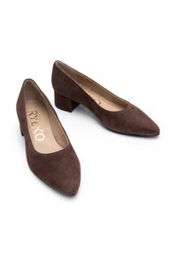 Brązowe zamszowe czółenka z wysmukloną noskiem i niskim słupkowym obcasem. Wnętrze ma gładką beżową podszewkę oraz wytłoczone logo.