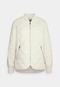 Chaqueta bomber acolchada en color blanco roto, con cierre frontal de cremallera, bolsillos laterales, puños acanalados y cuello tipo banda. Textura de tela lisa.