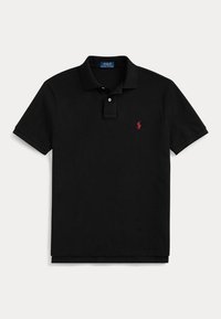 Zwart polo shirt met korte mouwen, een sluiting met twee knopen en een klein rood geborduurd logo op de linkerborst.