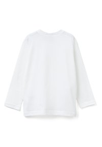 Wit T-shirt met lange mouwen en ronde hals, gemaakt van zacht katoen, met zijsplitten aan de zoom en een effen achterkant zonder patronen of accenten.