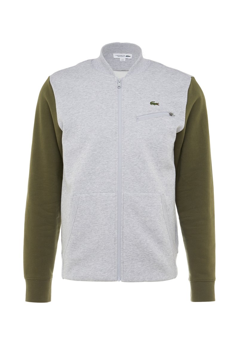 Giacca zip-up grigia e verde oliva, caratterizzata da un colletto alto, due tasche frontali, una tasca sul petto con zip e un piccolo logo sul petto.