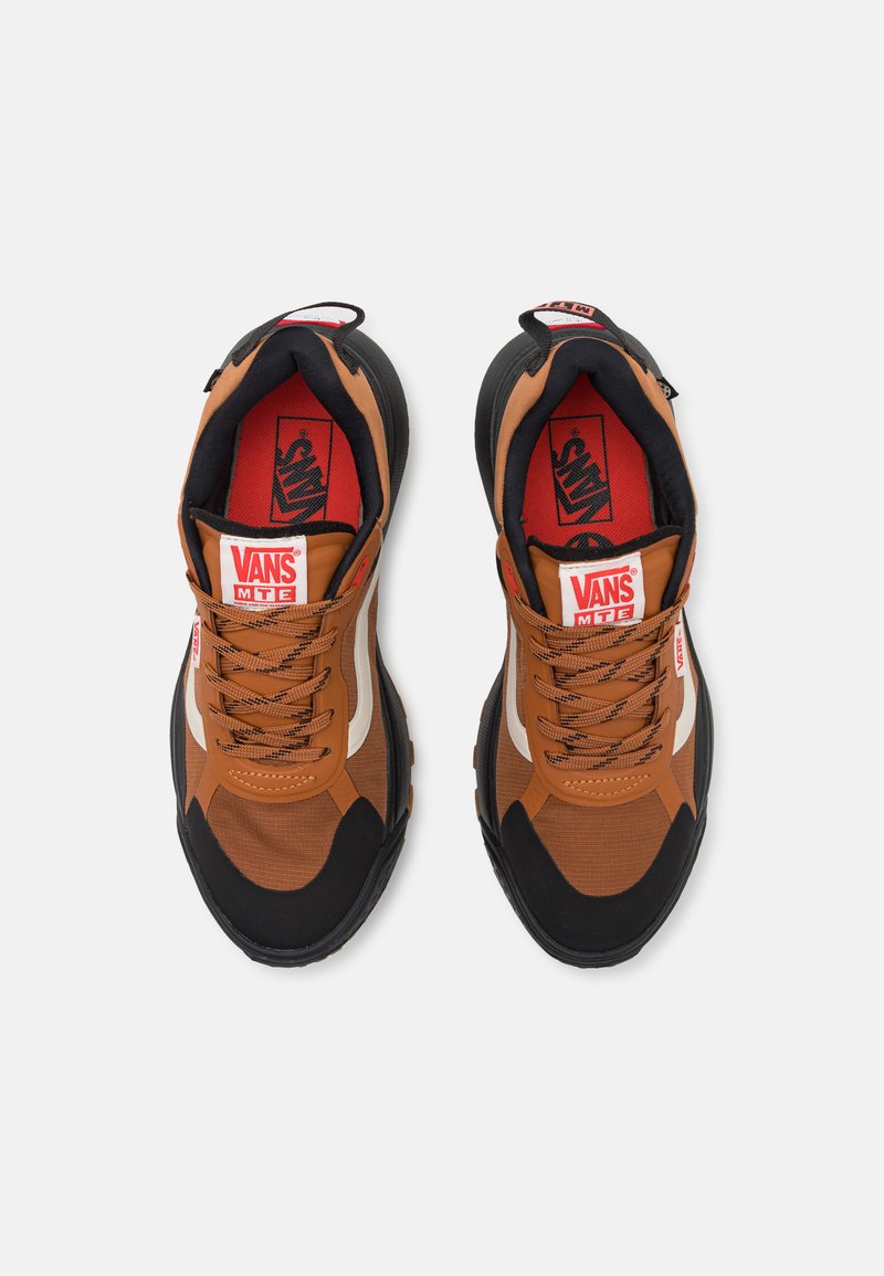 Sneaker marroni e neri con tomaia in rete, design con lacci e striscia bianca laterale. Interno con etichetta di brand rossa. Suola testurizzata.