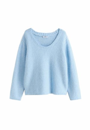 Világoskék, puha, texturált pulóver széles kerek kivágással és hosszú ujjal. Bolyhos anyagból készült, bordás részletekkel a nyakvonal körül.