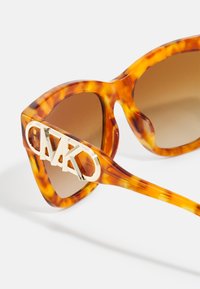 Michael Kors EMPIRE SQUARE - Päikeseprillid - amber tortoise