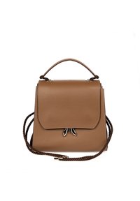 Brun læderhandbag med et struktureret design, der har et topgreb, flettet skulderrem og en klaplukning med metal detaljer.