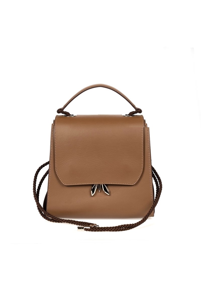 Brun læderhandbag med et struktureret design, der har et topgreb, flettet skulderrem og en klaplukning med metal detaljer.