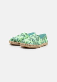 Espadrilhas verdes com um padrão de folha de palmeira, parte superior em canvas e sola de juta trançada. Design de calçar fácil com um forro interior macio.