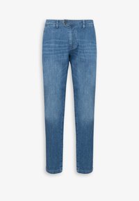 Jeans ajustados de mezclilla azul con cierre frontal de botón y cremallera, presillas para cinturón y sutil desgaste en los muslos y las rodillas.