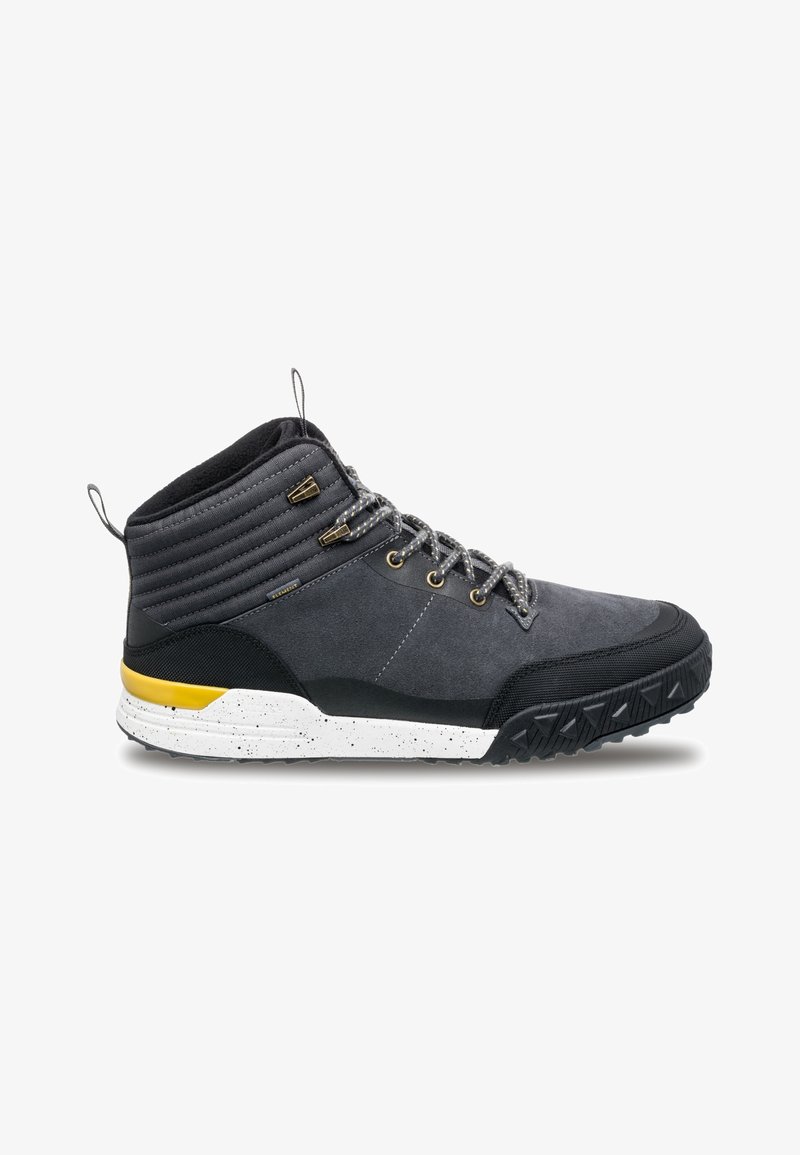 Halbhohe Schuhe mit grauem Veloursleder- und Synthetikobermaterial, ausgestattet mit gepolstertem Schaft, Metallösen und einer schwarzen Gummisohle mit gelben Akzenten.