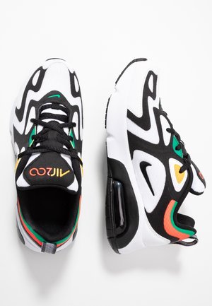 Para białych, czarnych, zielonych, pomarańczowych i żółtych butów sportowych z widoczną amortyzacją powietrzną i czarnymi sznurowadłami na białym tle.