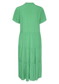 Robe verte à manches courtes avec un design à volants, présentant un col froncé et un tissu doux et lisse. Pas de motifs ni de matériel visible.