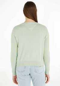 Tommy Jeans ESSENTIAL VNECK - Strickpullover - salbei