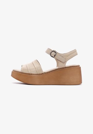 Sandales à plateforme en cuir beige avec bouts ouverts, dotées d'une large bride avant, d'une bride de cheville réglable et d'une semelle compensée marron texturée.